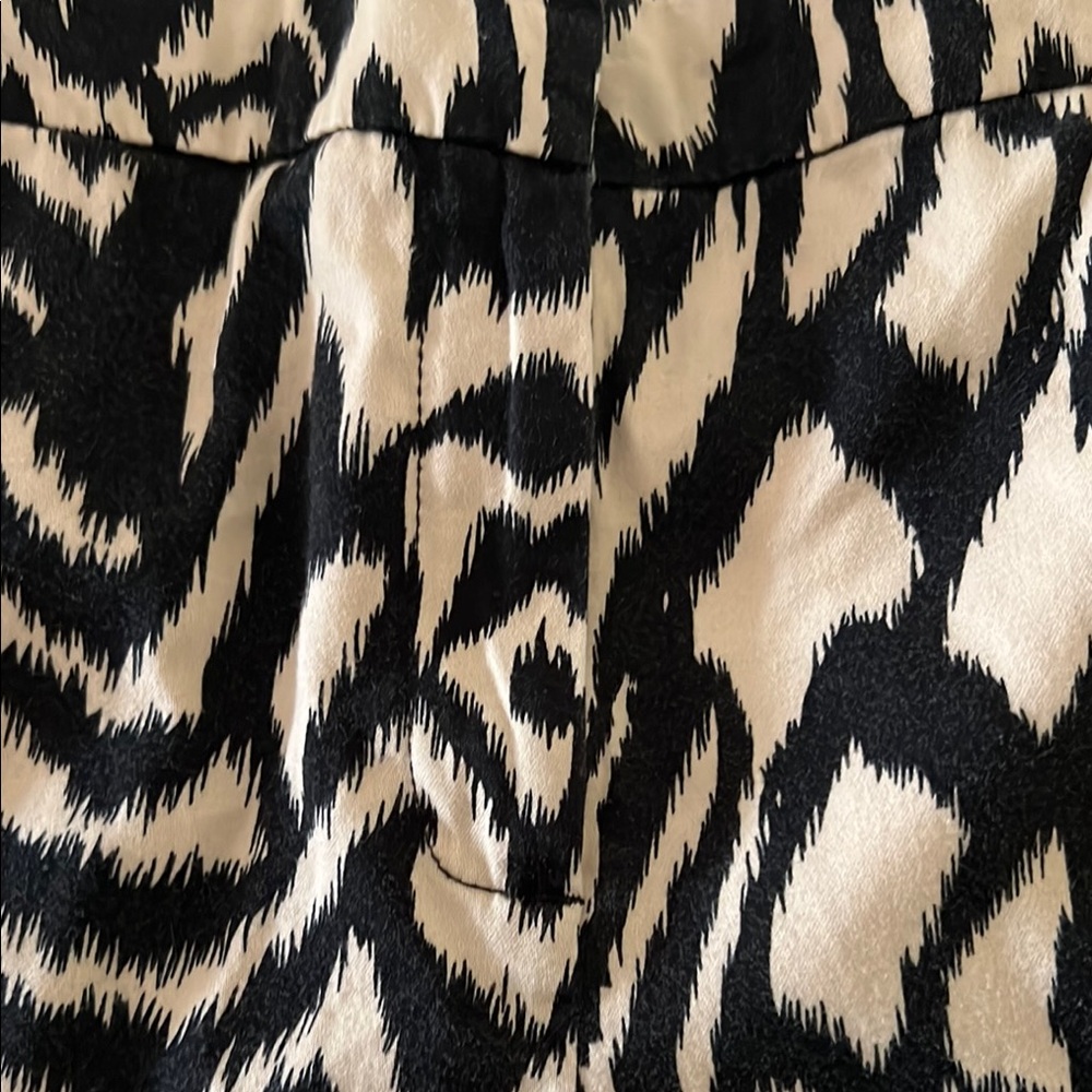 Larry Levine Black and Tan Bermudas for Effortless Style